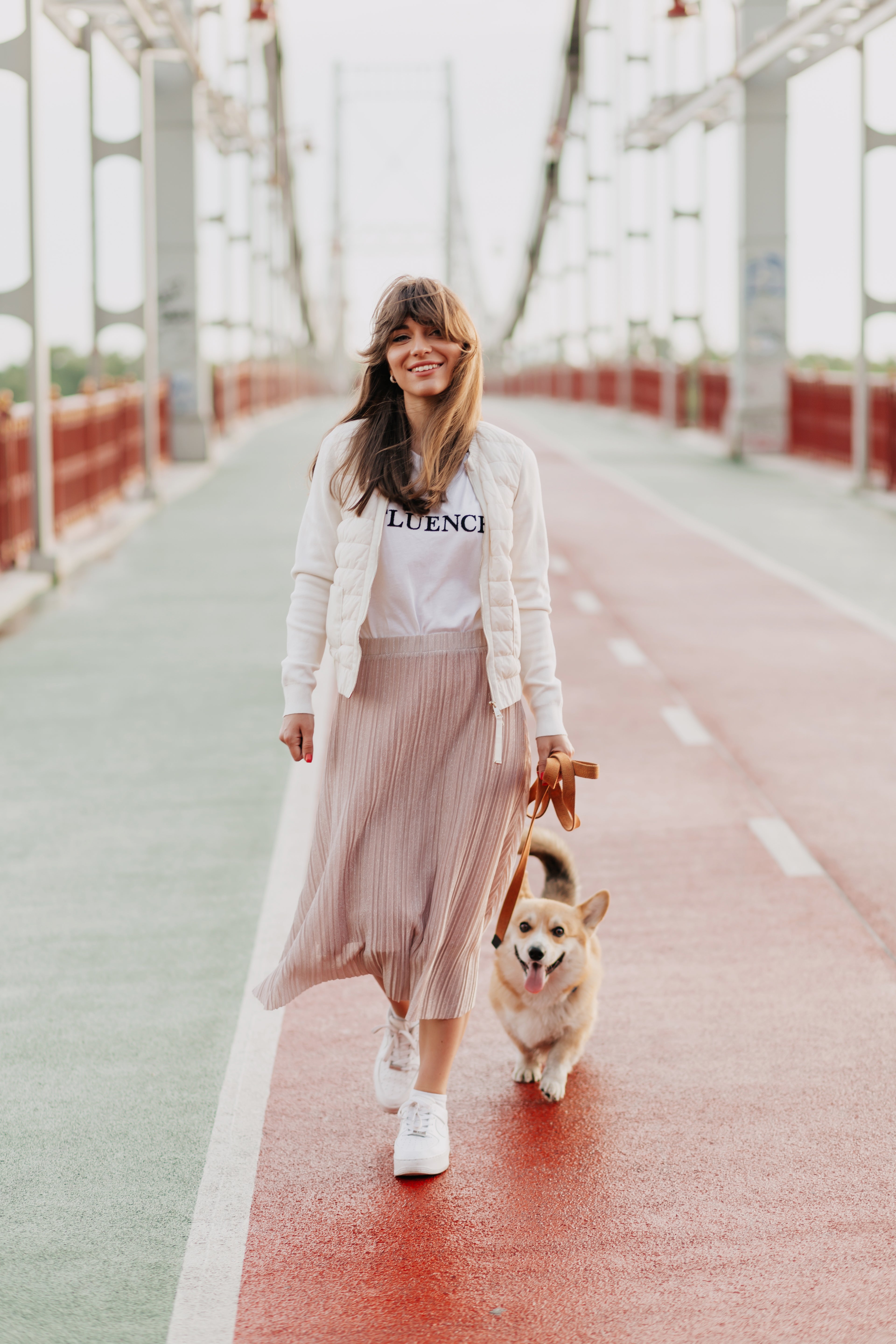 jolie-jeune-femme-marchant-corgi-a-l-exterieur.jpg